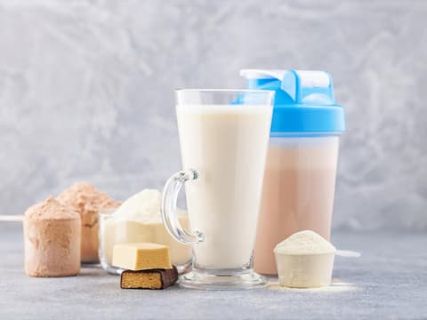 Während des Fastenzeitfensters müssen Sie auch Eiweißshakes zu sich nehmen.