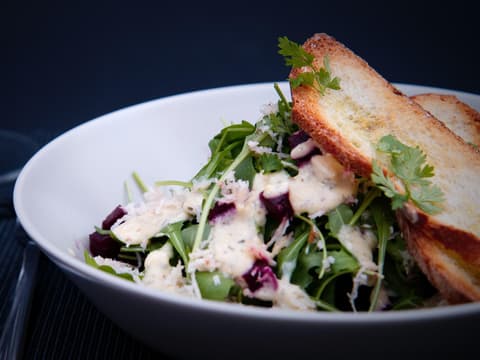 Nahaufnahme Salat mit geröstetem Brot und cremigem Dressing