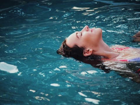 Frau im Wasser entspannt