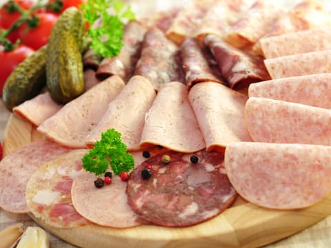 Verschiedene Wurstsorten auf einem Holzbrett