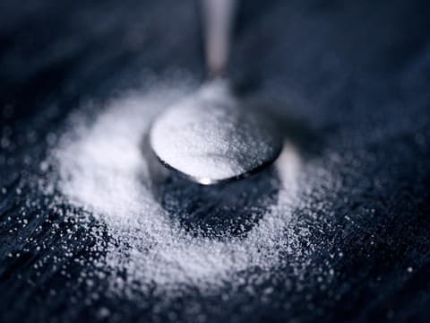 Durch den übermäßigen Konsum von zuckerhaltigen Lebensmitteln wird der Körper belastet.