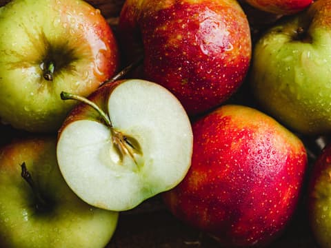 Einige Obstkerne, wie z.B. die Kerne von Äpfeln enthalten geringe Mengen an Cyanid.