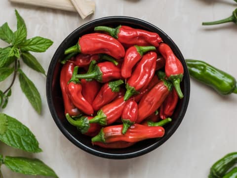 Rote und grüne Chili in Schale