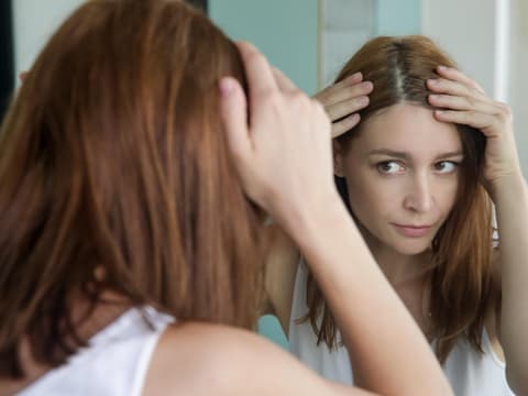Frau begutachtet Haare