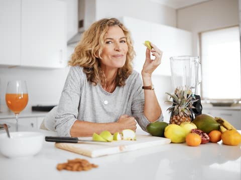 Frau isst ein Stück Apfel