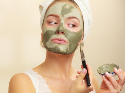 Frau mit Heilerde-Maske