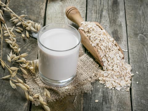 Glas mit Hafermilch