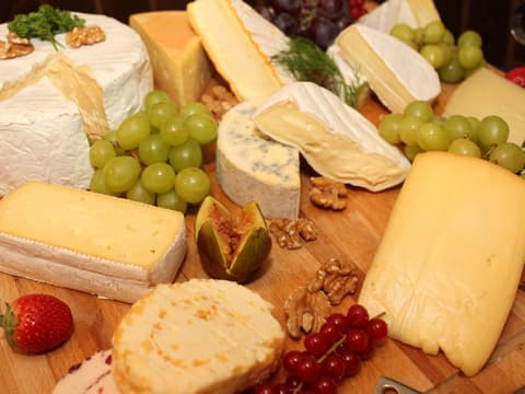 Verschiedene Käsesorten mit Obst und Nüssen