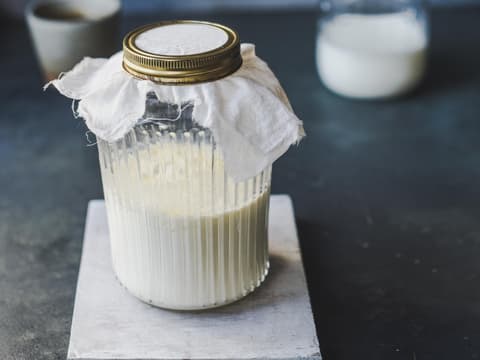 Kefir mit Kefirpilz gärt im Glas
