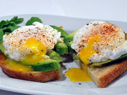 pochierte Eier auf Toast mit Avocado