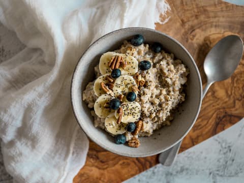 Porridge mit Obst und Nuessen