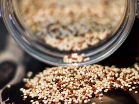Bunte Quinoa in Glas