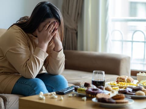 Frau schämt sich nach Essanfall