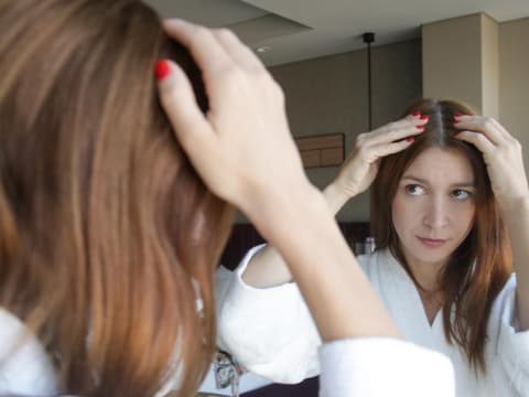 Frau betrachtet Haare