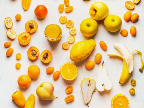 Verschiedene Sorten von gelbem Obst