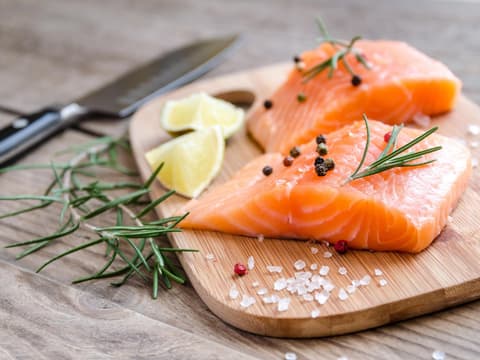 Roher Lachs auf einem Holzbrett