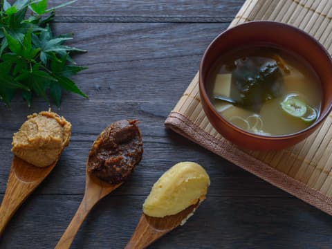 verschieden Miso-Pasten auf Holzlöffeln