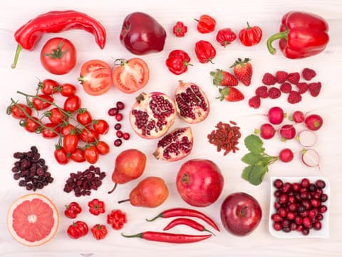 Flatlay von verschiedenen roten Gemüsesorten und Obststorten