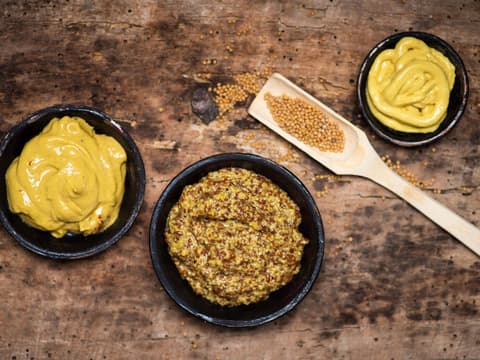 Unterschiedliche Senfsorten als Pasten 