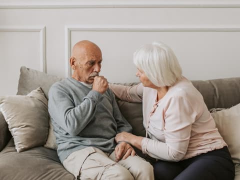 Alter Mann mit Asbestose hustet