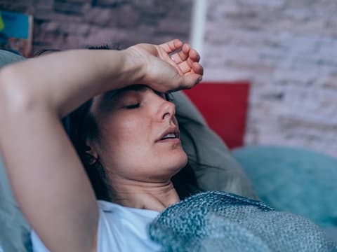 Frau mit starkem Fieber