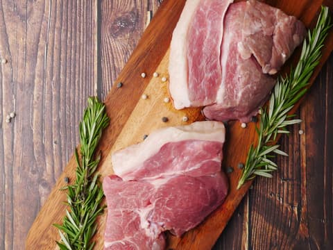 Rotes Fleisch auf Holzbrett