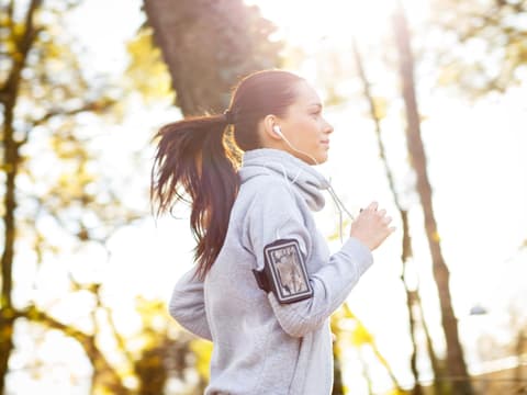 Frau joggt