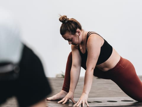 Frau dehnt Hüfte beim Yoga