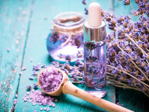 Kleines Fläschchen mit Parfümöl und Lavendel