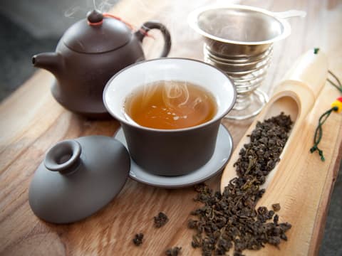 Tasse Oolong Tee mit getrockneten Blättern
