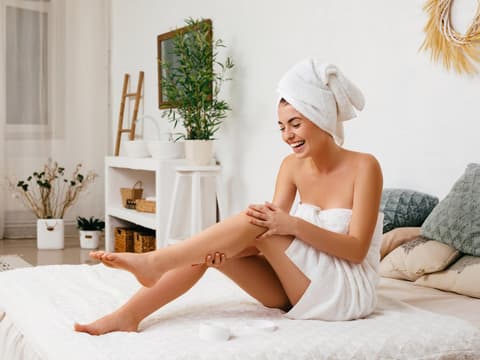 Frau nutzt Bio Bodylotion