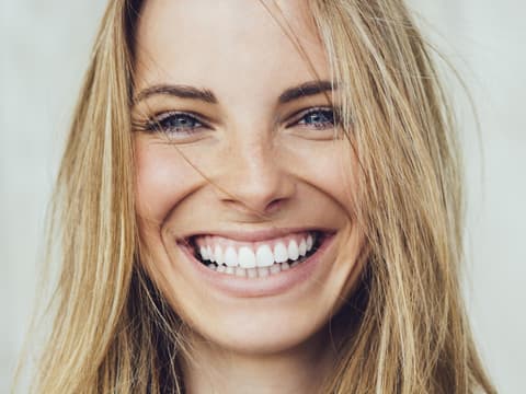 Blonde Frau lächelt
