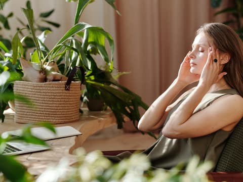 Spannungskopfschmerzen werden oft als drückend oder ziehend beschrieben.