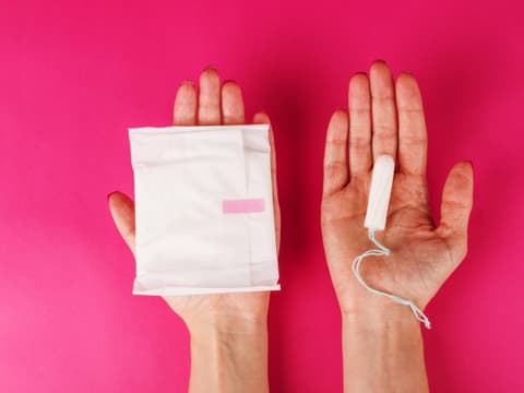 Erste Periode nach Geburt Tampons oder Binden
