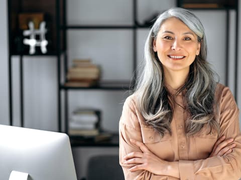 Frau mit grauen Haaren