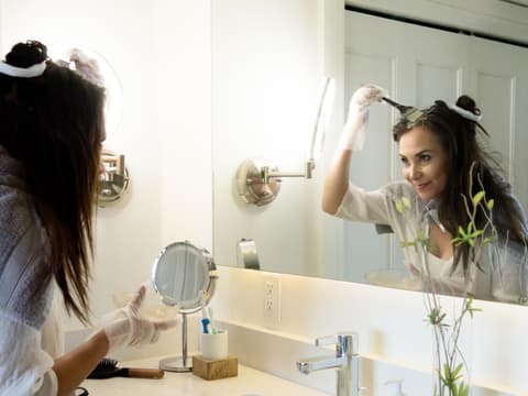 Frau färbt graue Haare