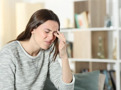 Frau mit Schermzen im Auge