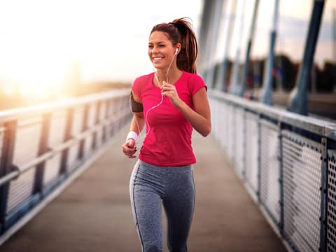 Frau joggt