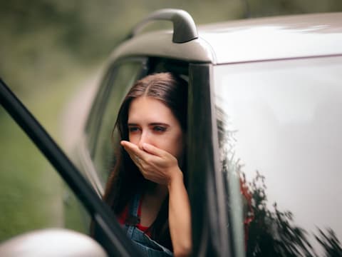 Frau wird übel im Auto