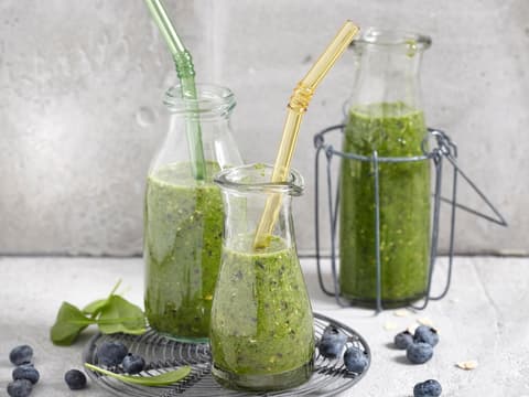 Spinat-Beeren-Smoothie in Glasflasche