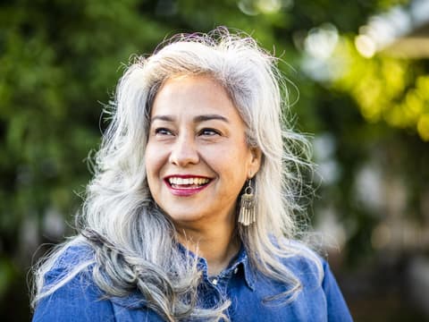 Ältere Frau mit grauen Haaren