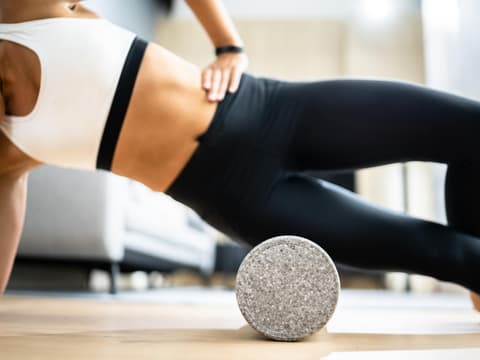 Die Faszienmassage mit speziellen Rollen oder Bällen übt Druck auf das Fasziengewebe aus.