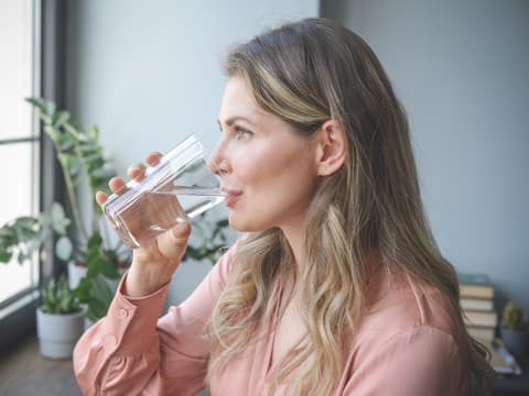 Frau trinkt Wasser
