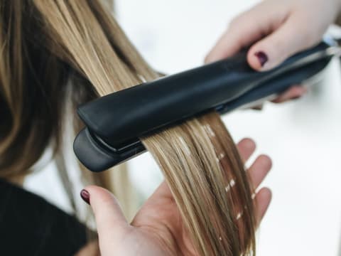 Frau werden Haare geglättet