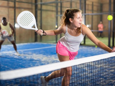 Frau spielt Padel
