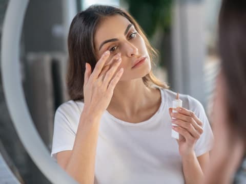 Frau verwendet Concealer