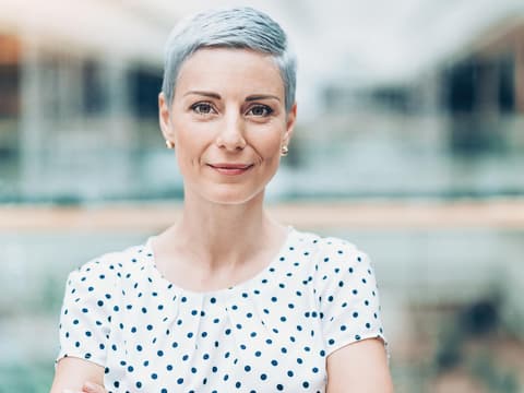 Frau mit Pixie Cut