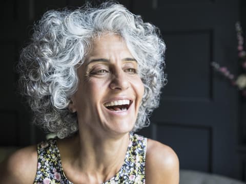 Frau mit grauen Locken
