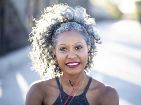Portrait einer Frau mit grauen Haaren
