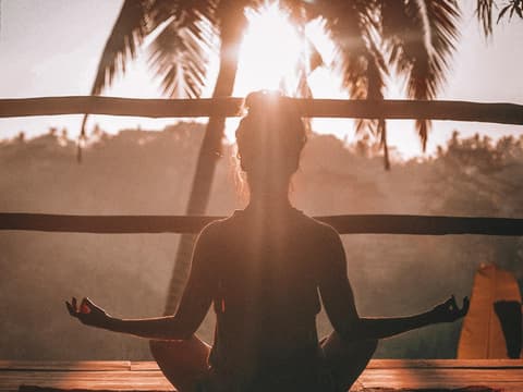 Frau in Yogapose im Sommer